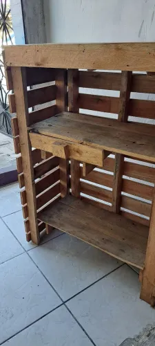 Balcão artesanal de madeira de palete