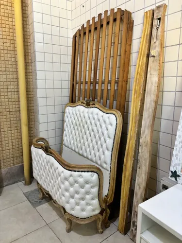 Cama de viúva antiga entalhada em madeira de lei maciça ao estilo francês Louis XV