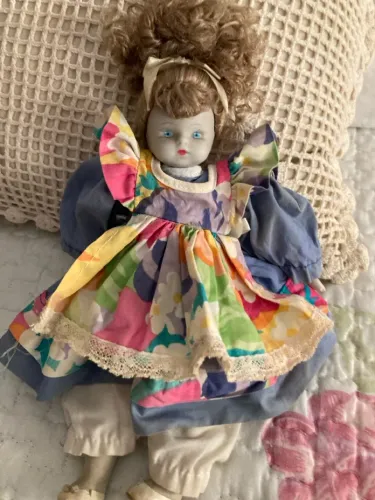 Boneca de porcelana antiga