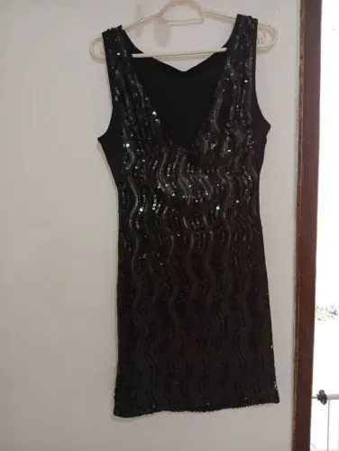 Vestido preto de festa com paetês tamanho P mais serve M