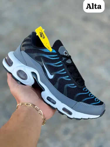 Tênis masculino , disponível na numeração 39.