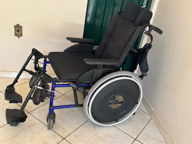 Cadeira de rodas reclinável e dobrável 