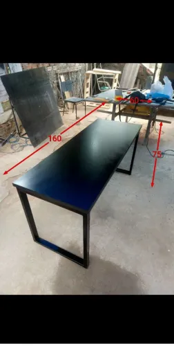 Mesa de escritório preta com design moderno