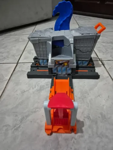 Pista Hot Wheels ataque T rex na mercearia