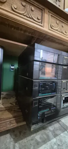 Caixa de som com toca disco e mais