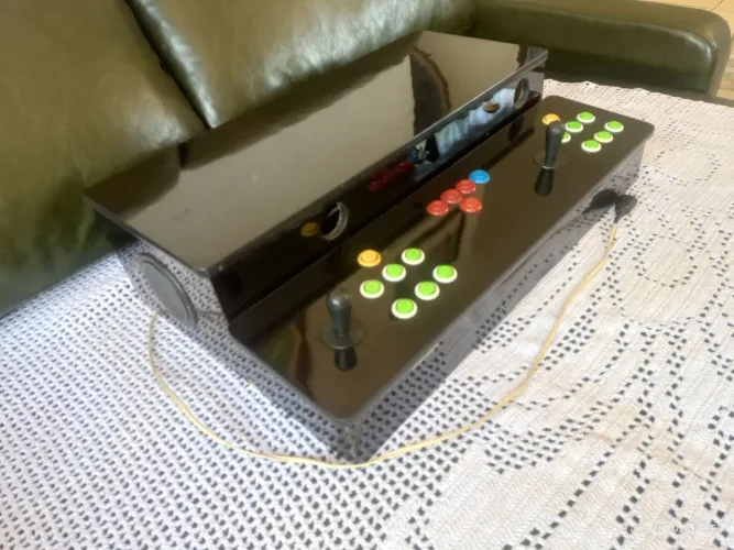 Máquina de Arcade Hack Taito com 2 mil jogos