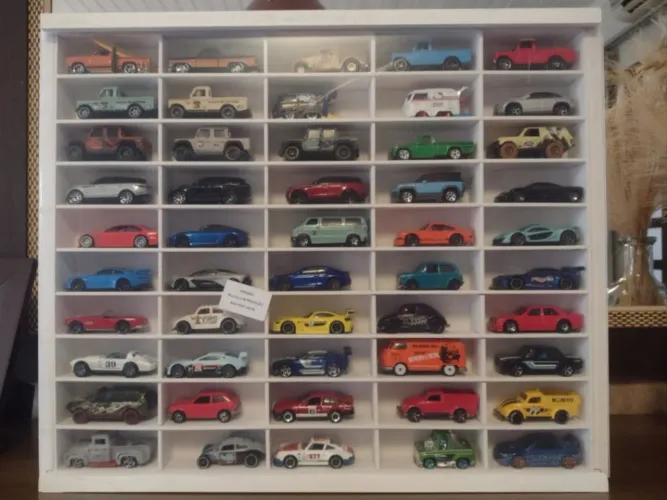 Expositor novo em MDF pintado de branco para 50 carrinhos tipo Hotwheels 