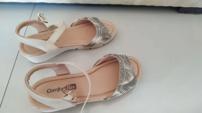 Sandália Feminina Confortflex Bege com Detalhes