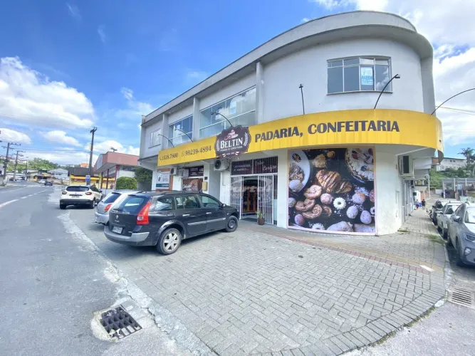 Sala comercial com 80m², no segundo pavimento, dividida em 03 salas, um banheiro social e
