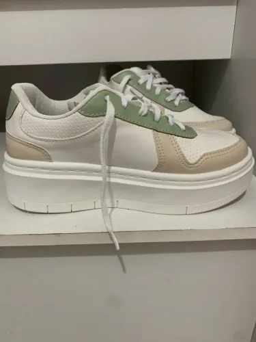 Tênis plataforma branco com detalhes em verde e bege