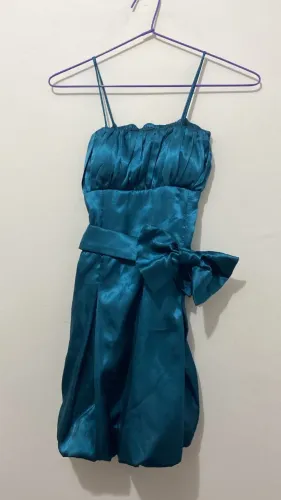 Vestido de festa turquesa no cetim