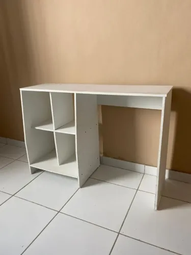 Mesa para estudos com organizador de livros