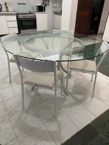 Mesa de vidro com cadeiras