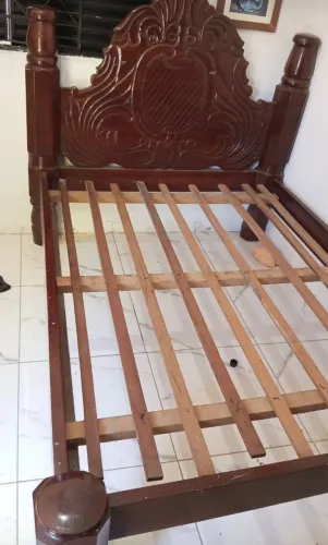 Cama de madeira 