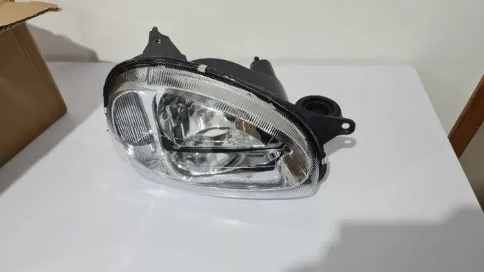 Farol Corsa Classic Wagon Pickup 2000 a 2009 Lente Lisa Lado Direito Passageiro