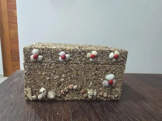 Baú trabalhado com conchas