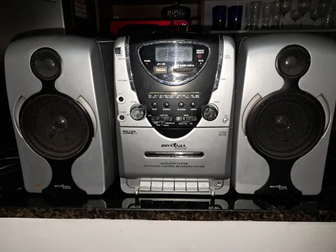 Vendo aparelho de som, marca Britânia, rádio, CD e fita 
