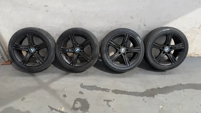Rodas aro 17 BMW sem detalhes 