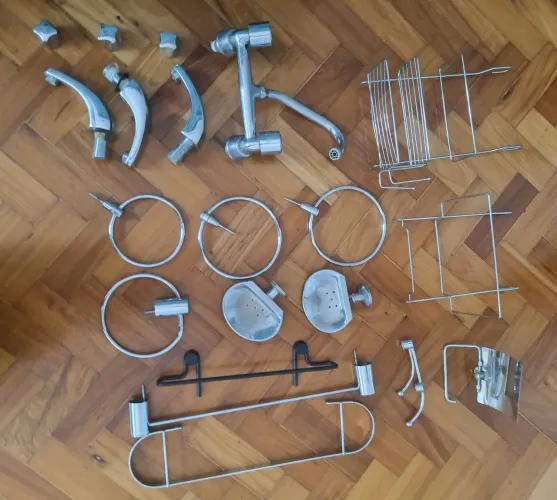 Conjunto de ferragens de inox para banheiro