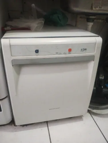 Máquina de lavar louças com defeito