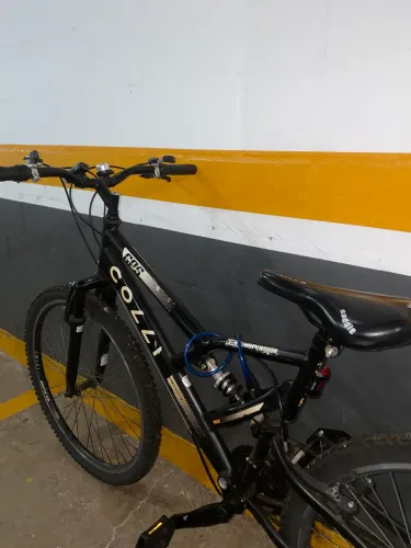 BICICLETA ARO 26 EM PERFEITO ESTADO ACOMPANHA LANTERNAS E BUZINA