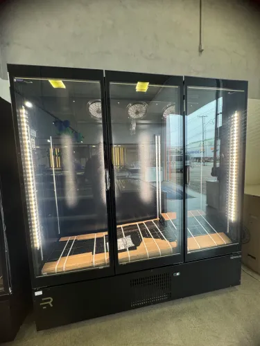 Cervejeira Premium 3 portas 1867 litros vidros com aquecimento Refrimate
