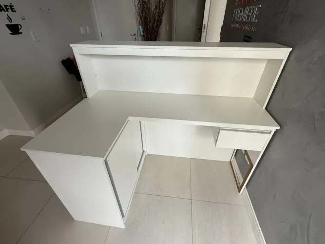Balcão recepção MDF em perfeito estado - A. 1,19 L.com ?L? 80  L.sem ?L? 41 C. 1,39 