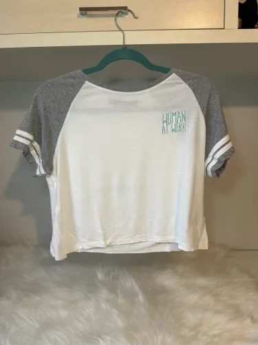 camiseta crooped youcom branca e cinza m