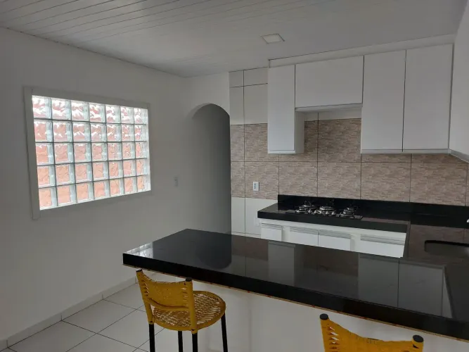 Alugo casa duplex.