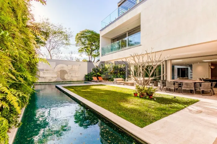 Casa à venda, com Piscina, 4 Suites e muita sofisticação