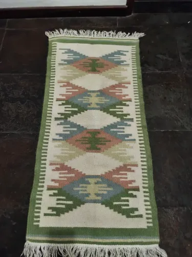 Tapete estilo persa para lateral de cama.
