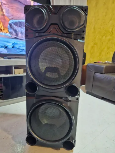 Caixa bluetooth semi nova