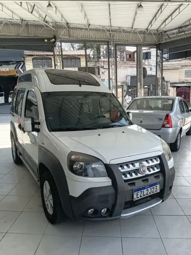 Fiat dobló acessivel com elevador para transporte de pessoas cadeirantes.