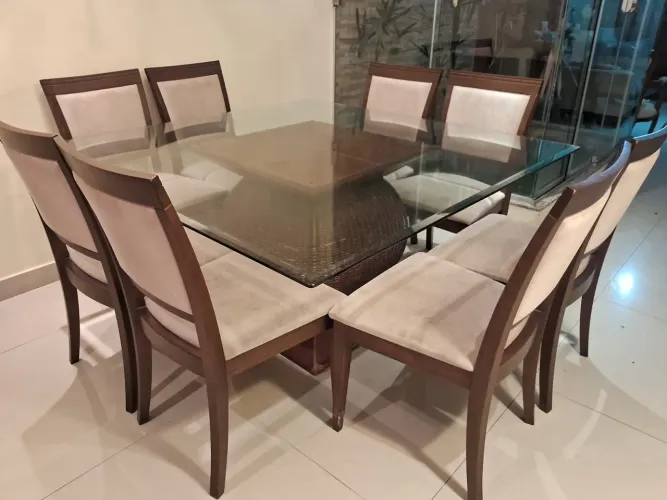 Mesa de jantar com 8 cadeiras