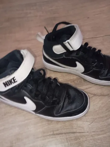 Tênis Nike cano alto Court borough preto branco