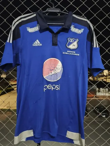 Lote de camisas originais e thailandesas tem entre 17 a 20 camisas 