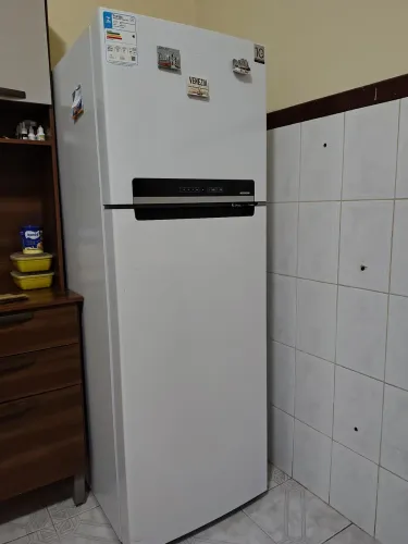 Geladeira Midea 394 l frost free duplex com painel digital inverter.