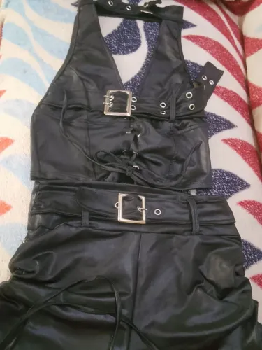 Tem religadores, da parte de cima e a de baixo , veste P,PP e M novo não foi usado .