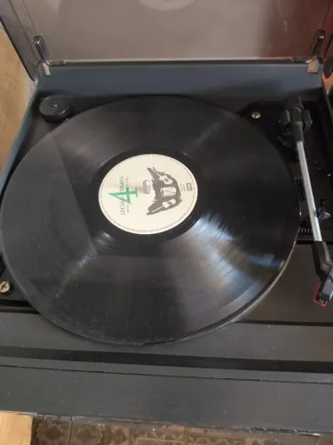 Antigo aparelho de som Philips toca discos Funcionando 