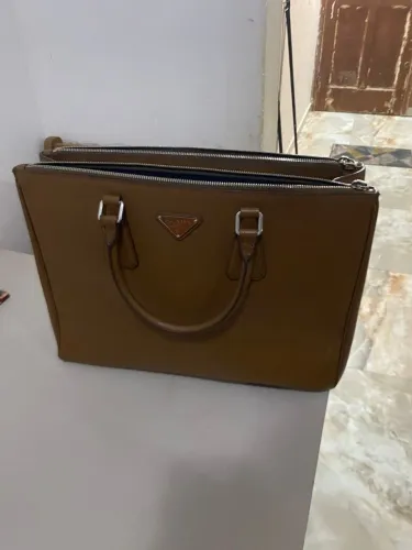 Vendo bolsa da Prada usada duas vezes intacta original com várias divisórias s/ avarias 