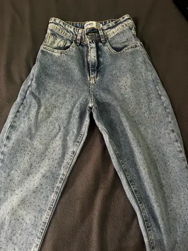 Calça jeans com stress