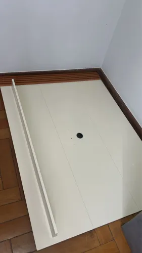 Painel ripado suspenso para sala de TV