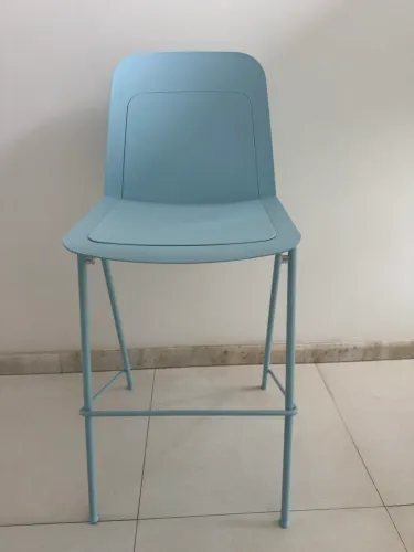 banqueta azul bebê polipropileno encosto arredondado estrutura metálica monocromática