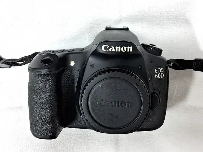 Câmera fotográfica Canon EOS 60D, usada.