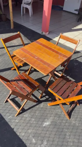 Jogo de mesa com cadeiras
