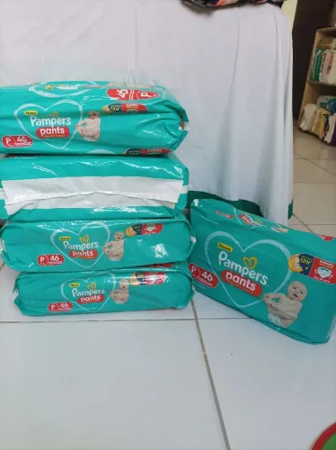 Fraldas descartáveis tamanho P( Pampers e Mili