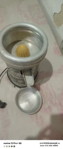 ESPREMENDO DE LARANJA INDUSTRIAL.