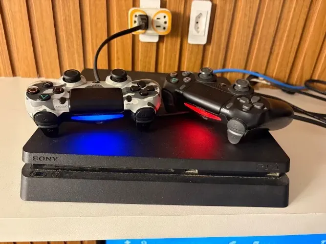 PS4 - Ótimo Estado (2 controles e jogos) Venda em Mãos