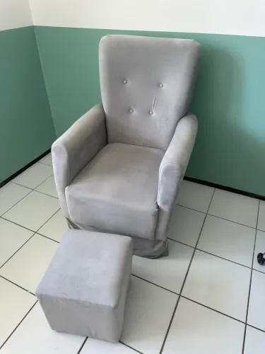 Poltrona amamentação balanço com puff