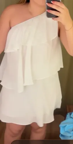 Vestido branco babados um ombro